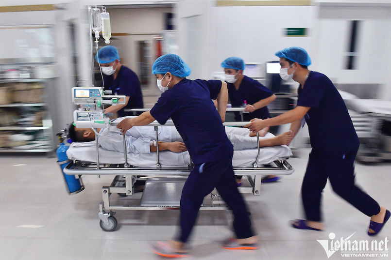 2 em học sinh chặt chân giáo viên, vụ học sinh chặt chân cô giáo clip gốc