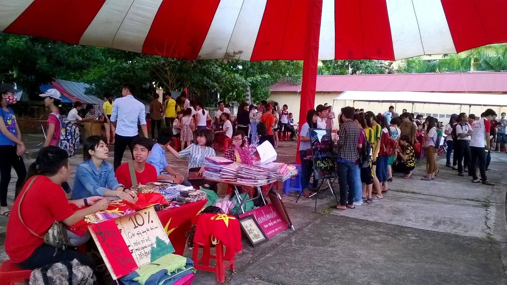 Hội chợ sinh viên Đại học nông nghiệp hút khách, hội chợ hỗ trợ các bạn sinh viên khởi nghiệp