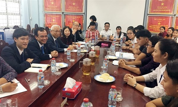 Ổ mại dâm núp bóng hội nhóm