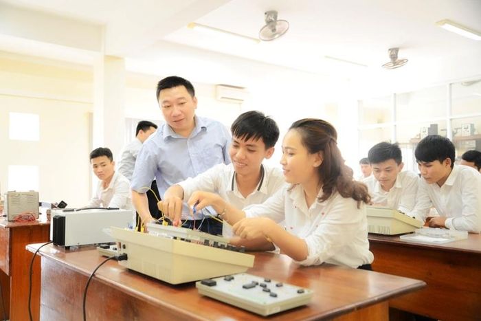 Tạo điều kiện, hỗ trợ sinh viên đại học sư phạm huế, he thong ho tro cb