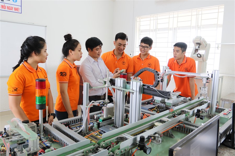 Sinh viên ngành điện (kỹ thuật điện, điện tử) là gì? đánh giá cơ hội việc làm của sinh viên ngành điện