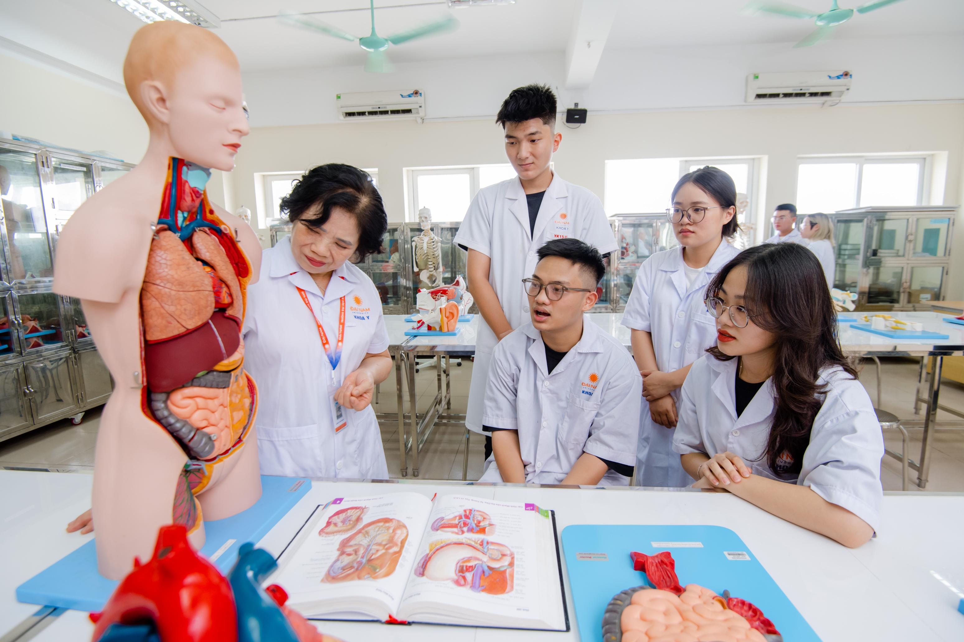 Sinh viên y khoa - than phải thi quá nhiều