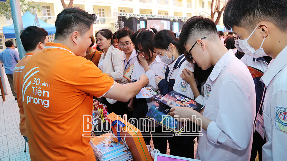 Đồng hành với thanh niên với học tập và làm theo tấm, bác hồ với thanh niên việt nam